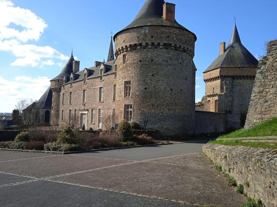 Charming Detached 2 Bedroom Ancient House In Medieval Quarter Of A Small Town In The Pays De La Loire, France Sillé-le-Guillaume Exteriér fotografie